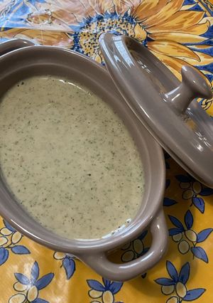 Une photo de Sauce salade épicée à l'oignon rouge et persil