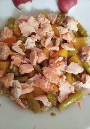 Una foto de Quinoa con salmón, espárragos y mango