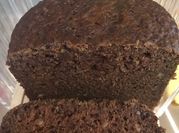Una foto de pan de nuez en panificadora