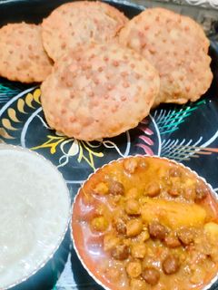 पूरी और आलू चना की सब्ज़ी (Poori and Aloo Chana Sabzi Recipe in Hindi) रेसिपी मुख्य फोटो