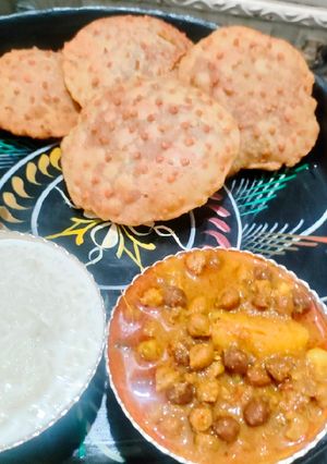 पूरी और आलू चना की सब्ज़ी (Poori and Aloo Chana Sabzi Recipe in Hindi) रेसिपी मुख्य फोटो