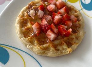 Una foto de Waffle Fresas y Arequipe