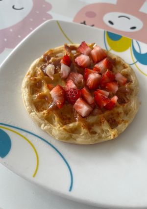 Una foto de Waffle Fresas y Arequipe