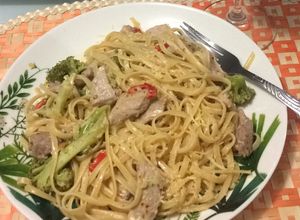 Una foto de Pasta larga con carne de cerdo