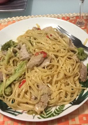 Una foto de Pasta larga con carne de cerdo