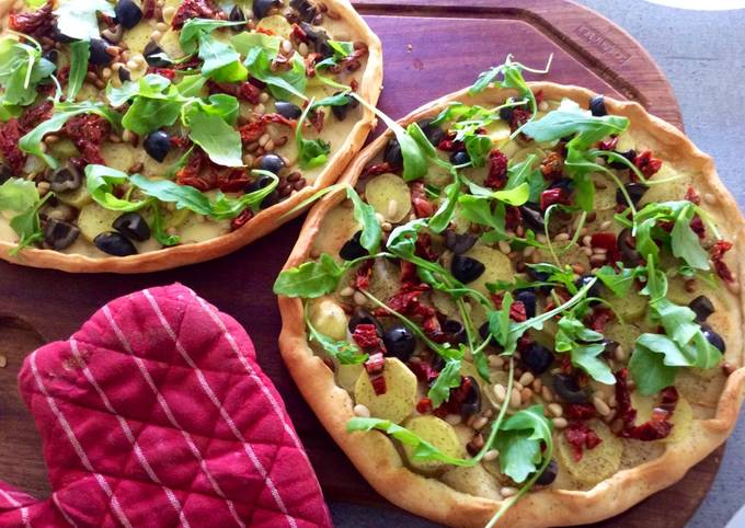 Roasted garlic, potato & arugula pizza