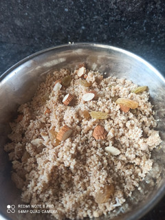 ચુરમુ(Churmu Recipe in Gujarati) રેસીપી મુખ્ય ફોટો