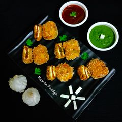 A picture of Garlic Paneer Pakoda.