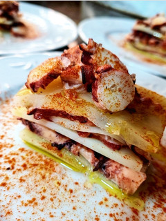 Una foto de Milhojas de patata con pulpo