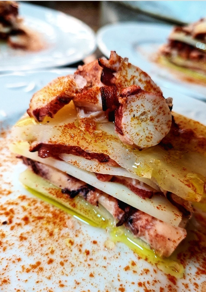 Una foto de Milhojas de patata con pulpo