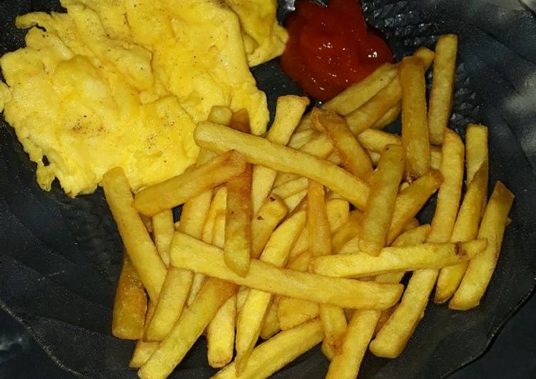 Langkah Mudah untuk Menyiapkan Scramble egg with french fries yang Menggugah Selera