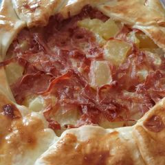 A picture of Torta salata di mortadella e patate mortadella and potato pie.