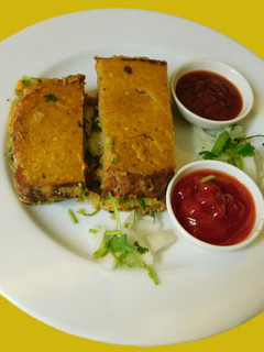புட்லா சண்ட்விச் (Mumbai Zaveri Bazaar's Famous Bread Pudla) செய்முறை முக்கிய புகைப்படம்