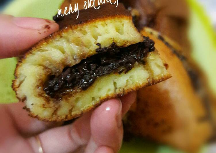 Martabak manis ala terang bulan (empuk dan bersarang)