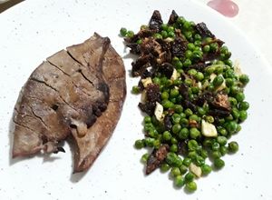 Foto principal de Hígado de cerdo con salteado de guisantes, dientes de ajo tomate