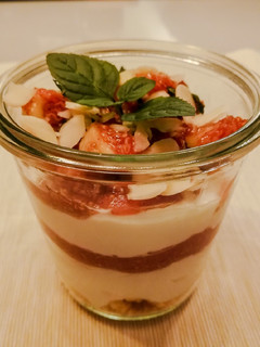 Foto di Coppette di ricotta con fichi freschi e mandorle. 🍨