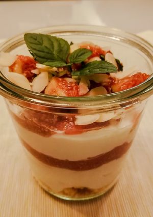 Foto di Coppette di ricotta con fichi freschi e mandorle. 🍨