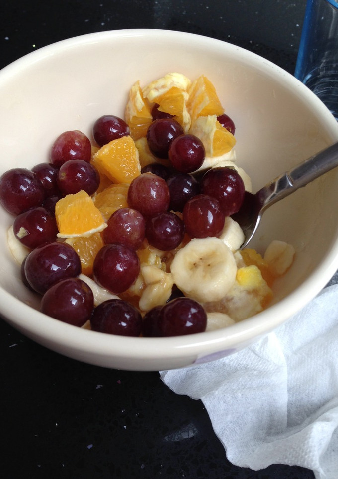 Una foto de Desayuno de fruta variada y miel 🍯