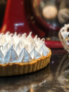 Una foto de Pay de limón con merengue (lemon pie)
