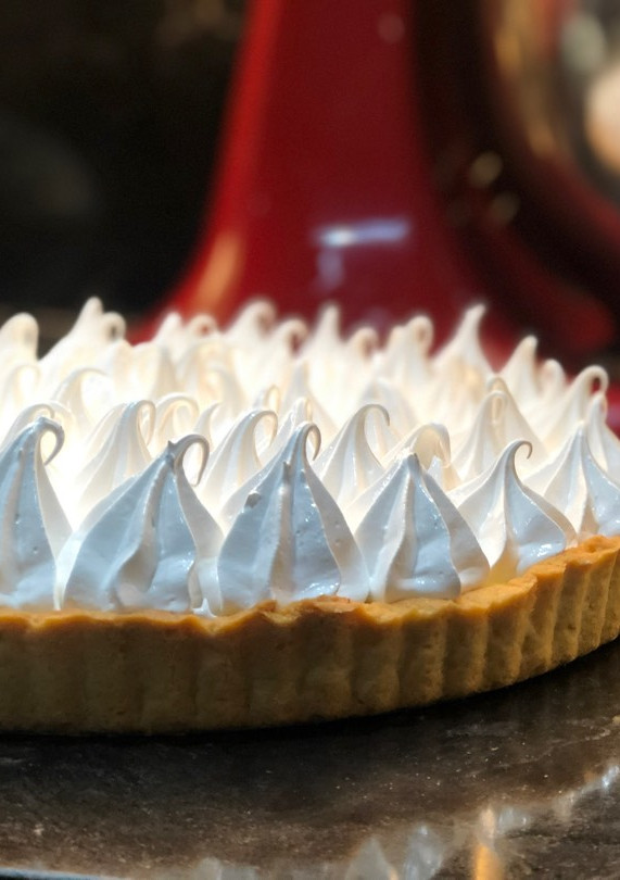 Una foto de Pay de limón con merengue (lemon pie)