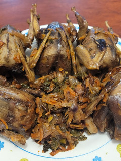 Una foto de Tortolitas con salteado de kale