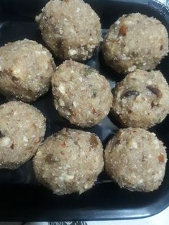 विंटर स्पेशल मेवा लड्डू(winter special mawa laddu recipe in hindi) रेसिपी मुख्य फोटो