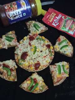 ભાખરી પીઝા (Bhakhri Pizza Recipe In Gujarati) રેસીપી મુખ્ય ફોટો