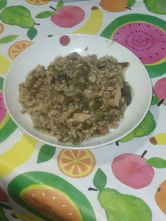 Una foto de Arroz blanco con habas tiernas. Arroz blanc amb borrachets
