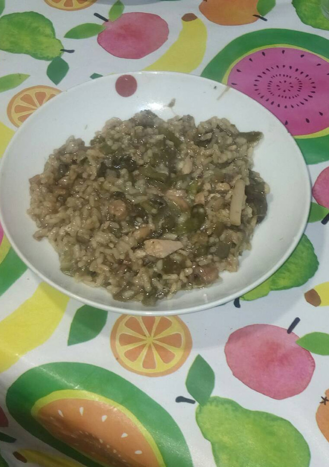Una foto de Arroz blanco con habas tiernas. Arroz blanc amb borrachets