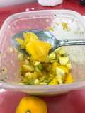 Ensalada de frutas amarillas con jugo de mandarina