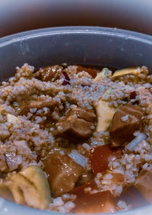 Una foto de Ensalada de salmón marinado con cebada perlada