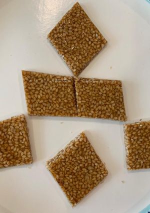 તલ ની ચીકી (Til Chikki Recipe In Gujarati) રેસીપી મુખ્ય ફોટો