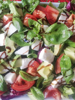 Una foto de Ensalada Caprese con aguacate