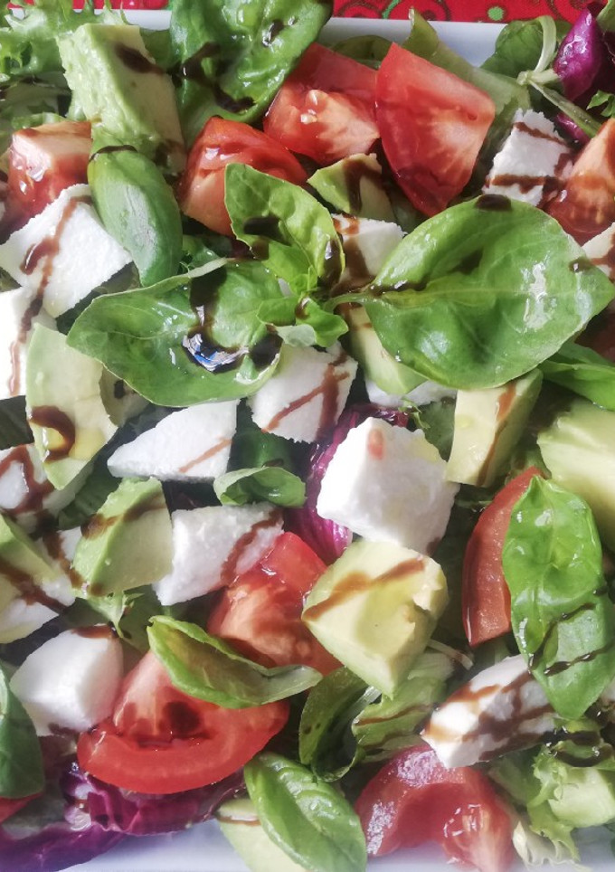 Una foto de Ensalada Caprese con aguacate