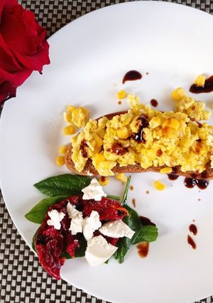Фото Вкусный завтрак с яйцом скрэмбл🍳.