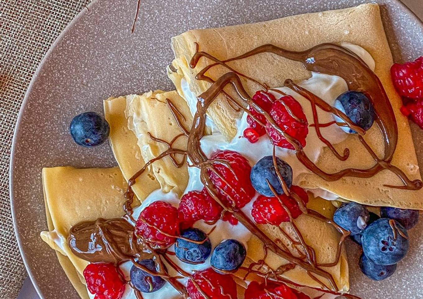 Crepes 3 ingredientes con yogur y frutos rojos