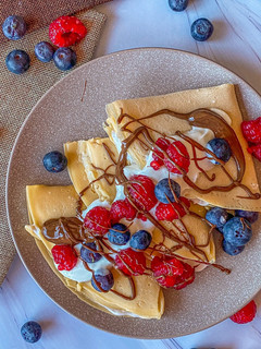 Una foto de Crepes 3 ingredientes con yogur y frutos rojos