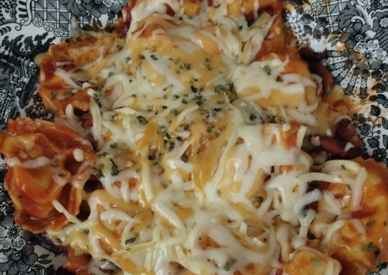 Pasta rellena de queso con tomate y bacon