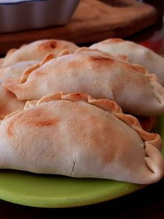 Una foto de Empanadas de vigilia, de caballa y Kanikama.🐟