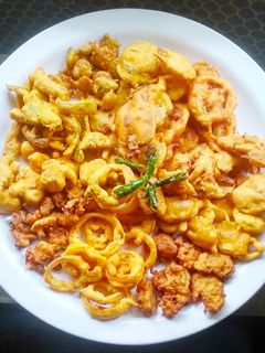 भज्यांचा पाऊस (bhajyancha paus recipe in marathi) रेसिपी चे मुख्य फोटो