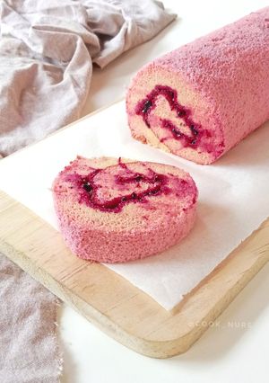 Foto resep Bolu Gulung Buah Naga (Gluten Free)