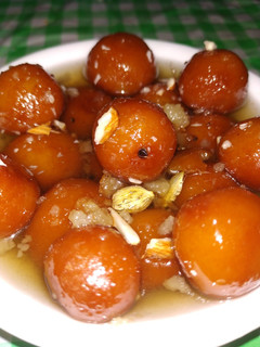 ब्रेड गुलाब जामुन (Bread gulab jamun recipe in hindi) रेसिपी मुख्य फोटो