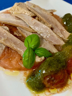 Una foto de Ensalada de tomates con ventresca de atún y pesto