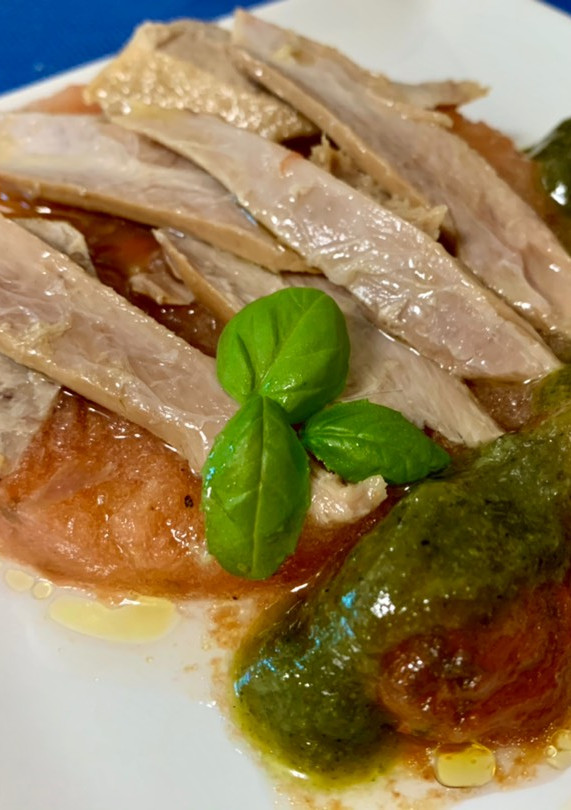 Una foto de Ensalada de tomates con ventresca de atún y pesto