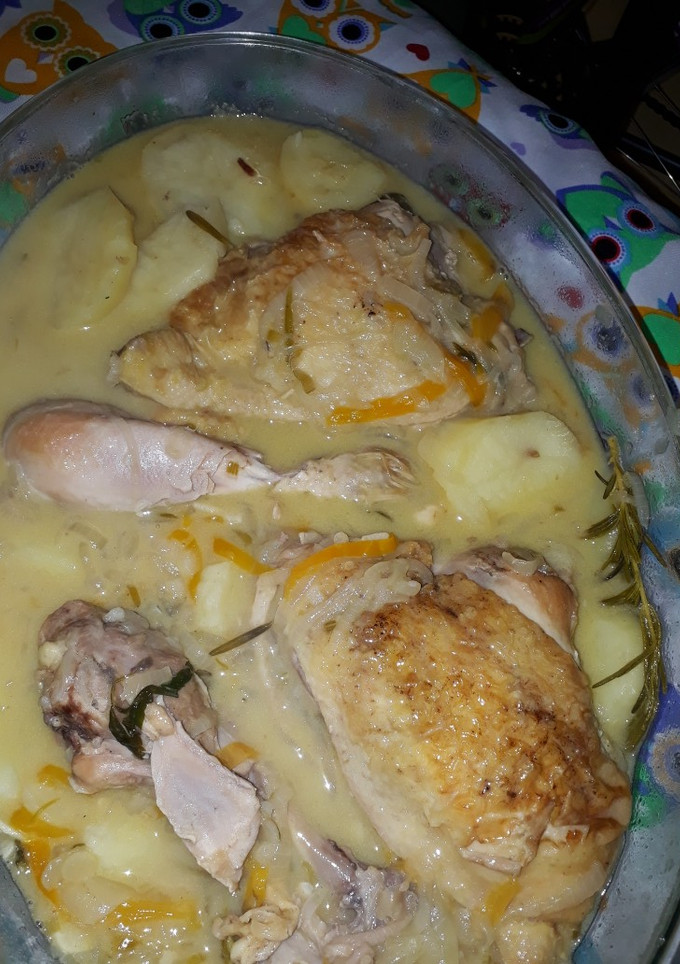 Una foto de Pollo al ajo y vino blanco 😚