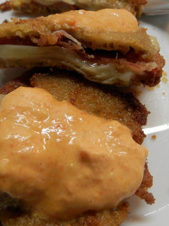Una foto de San jacobos de setas con salsa de piquillos
