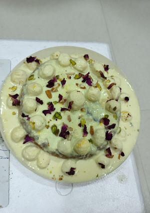 અંગુર રબડી કેક (Angoor Rabdi Cake Recipe In Gujarati) રેસીપી મુખ્ય ફોટો