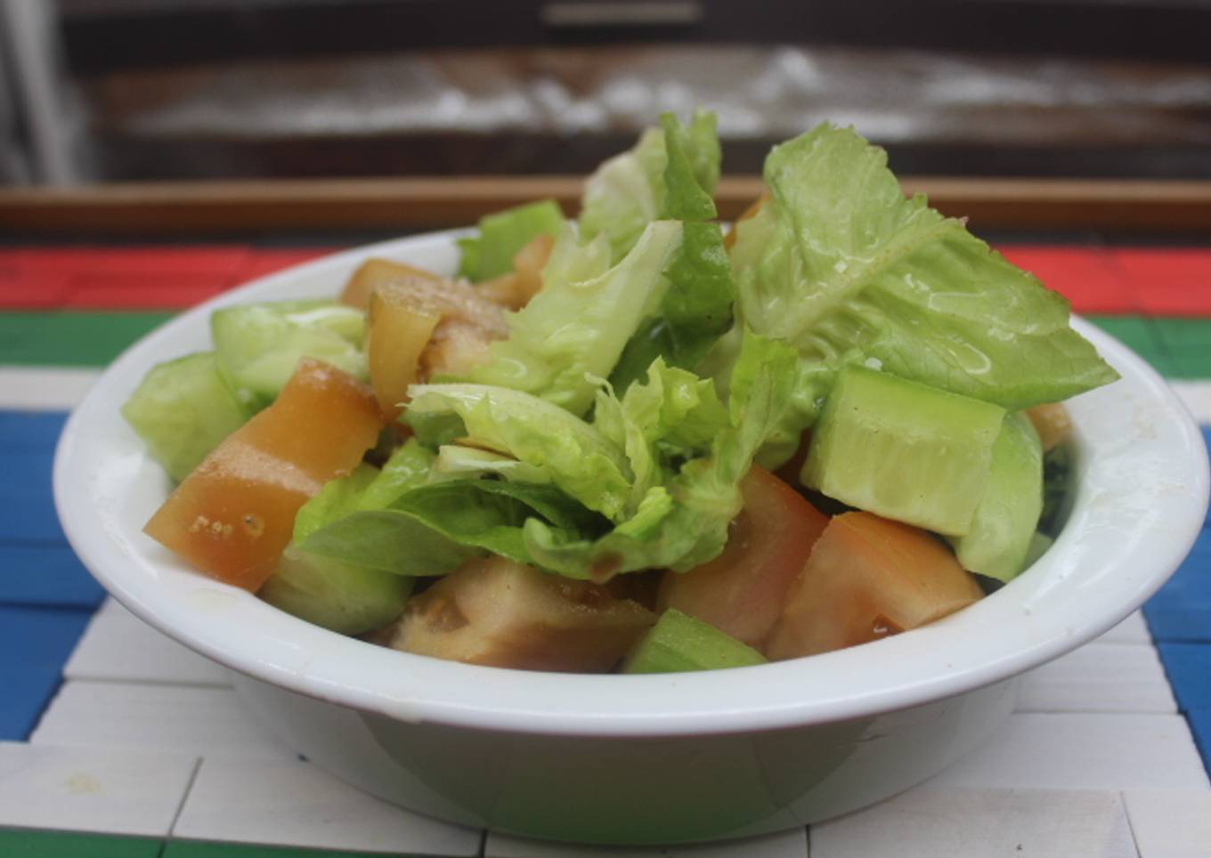 Ensalada simple aderezada con limón