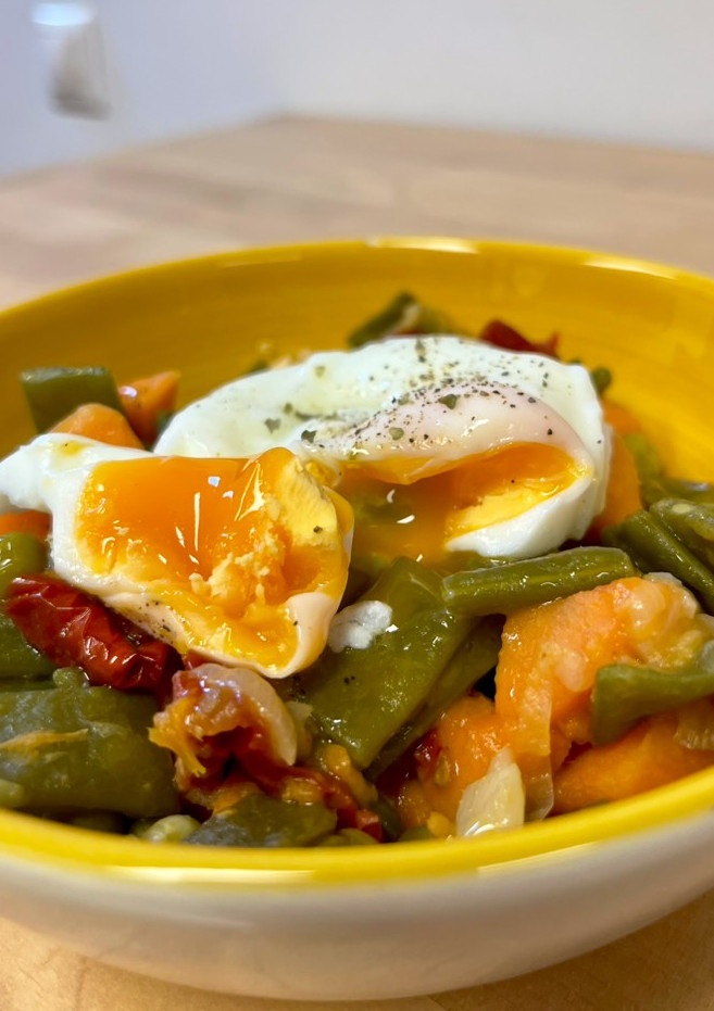 Una foto de Verduras con tomates secos y huevo poche