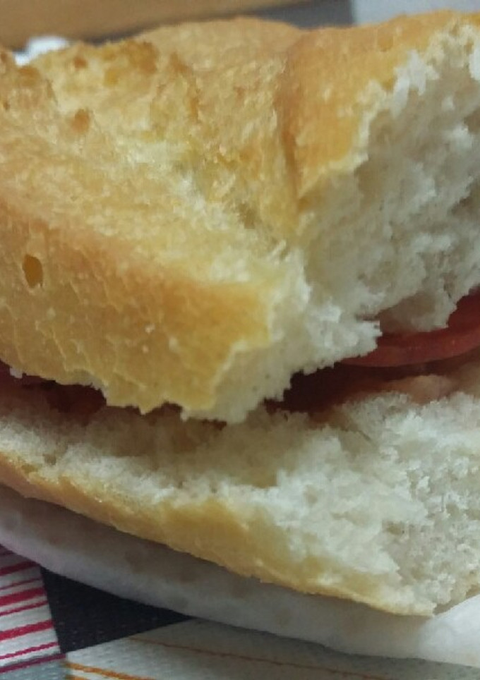 Una foto de Bocata de chorizo con tomate restregado y aceite